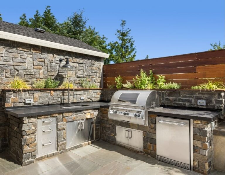 Designing the Perfect Outdoor Kitchen for Year-Round Entertaining